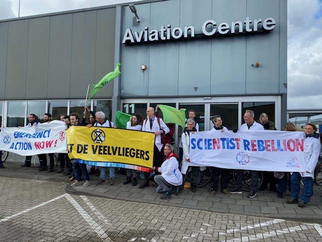 Honderden actievoerders van Extinction Rebellion blokkeren het privéjet terrein op Eindhoven Airport 