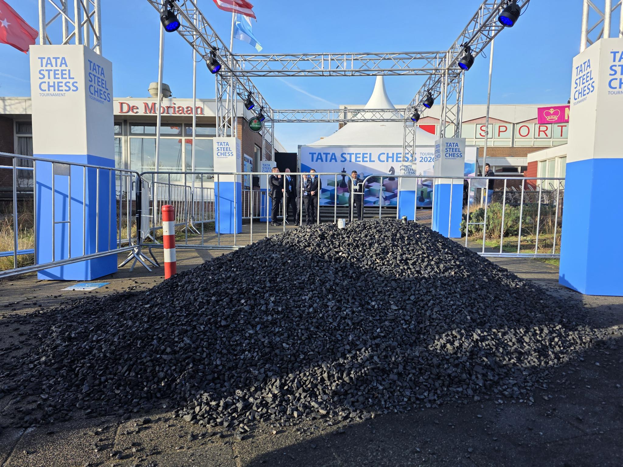 Extinction Rebellion blokkeert Tata Steel Chess Tournament met 2025 kilogram kolen