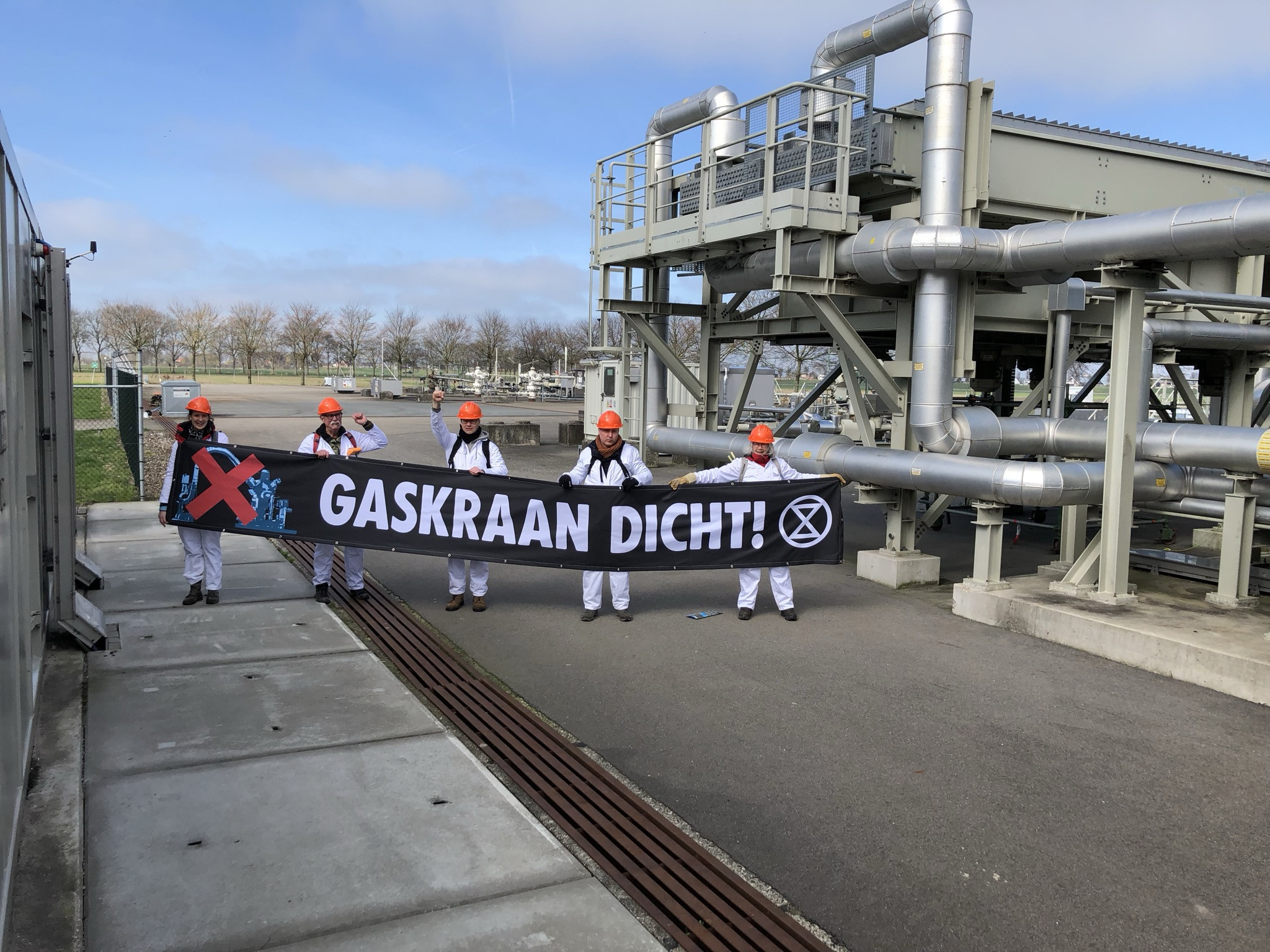 XR komt op voor omwonenden gasvelden en bezet 3 gasboringslocaties in Groningen, Friesland, en West-