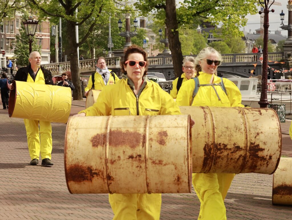 Keer het tIJ / Extinction Rebellion in actie bij Amsterdams stadhuis ...
